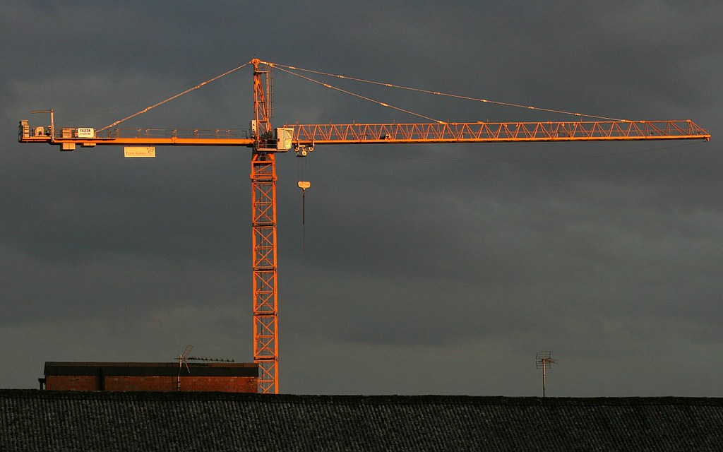 Chantier de construction au crépuscule