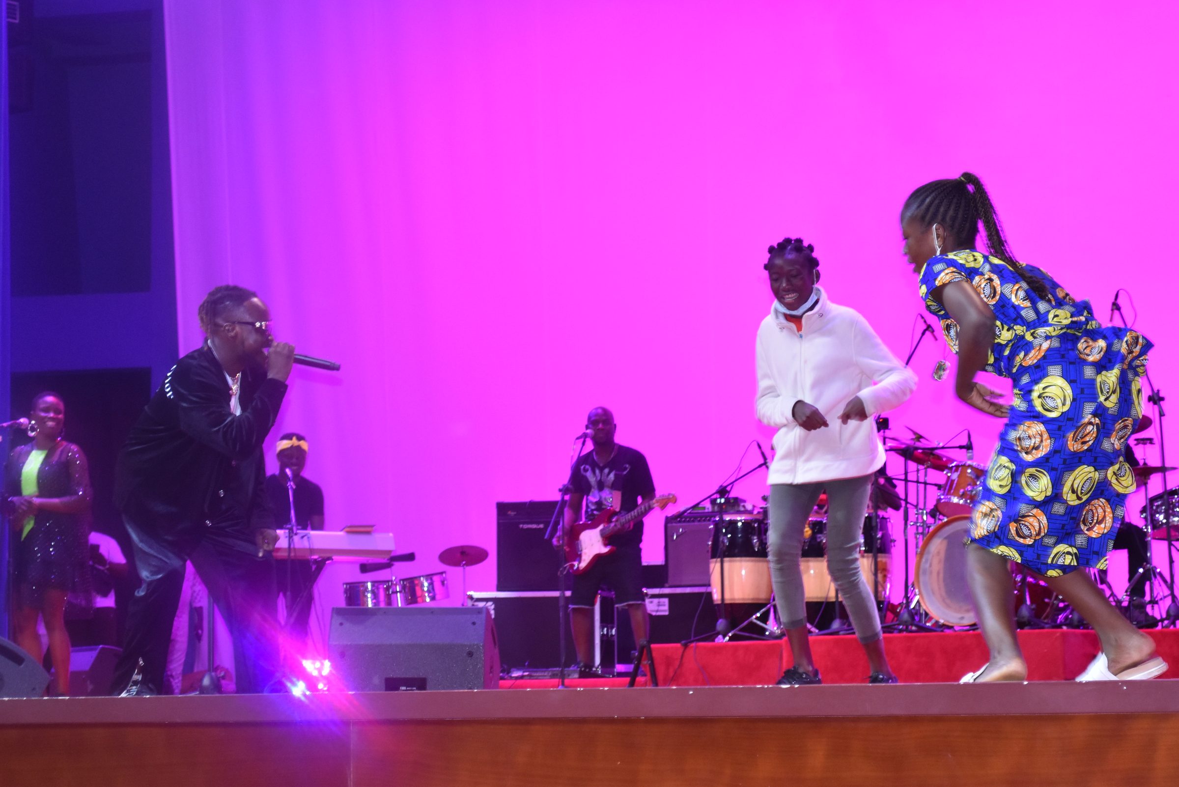 Groupe en concert sur la scène du Palais des Congrès de Cotonou