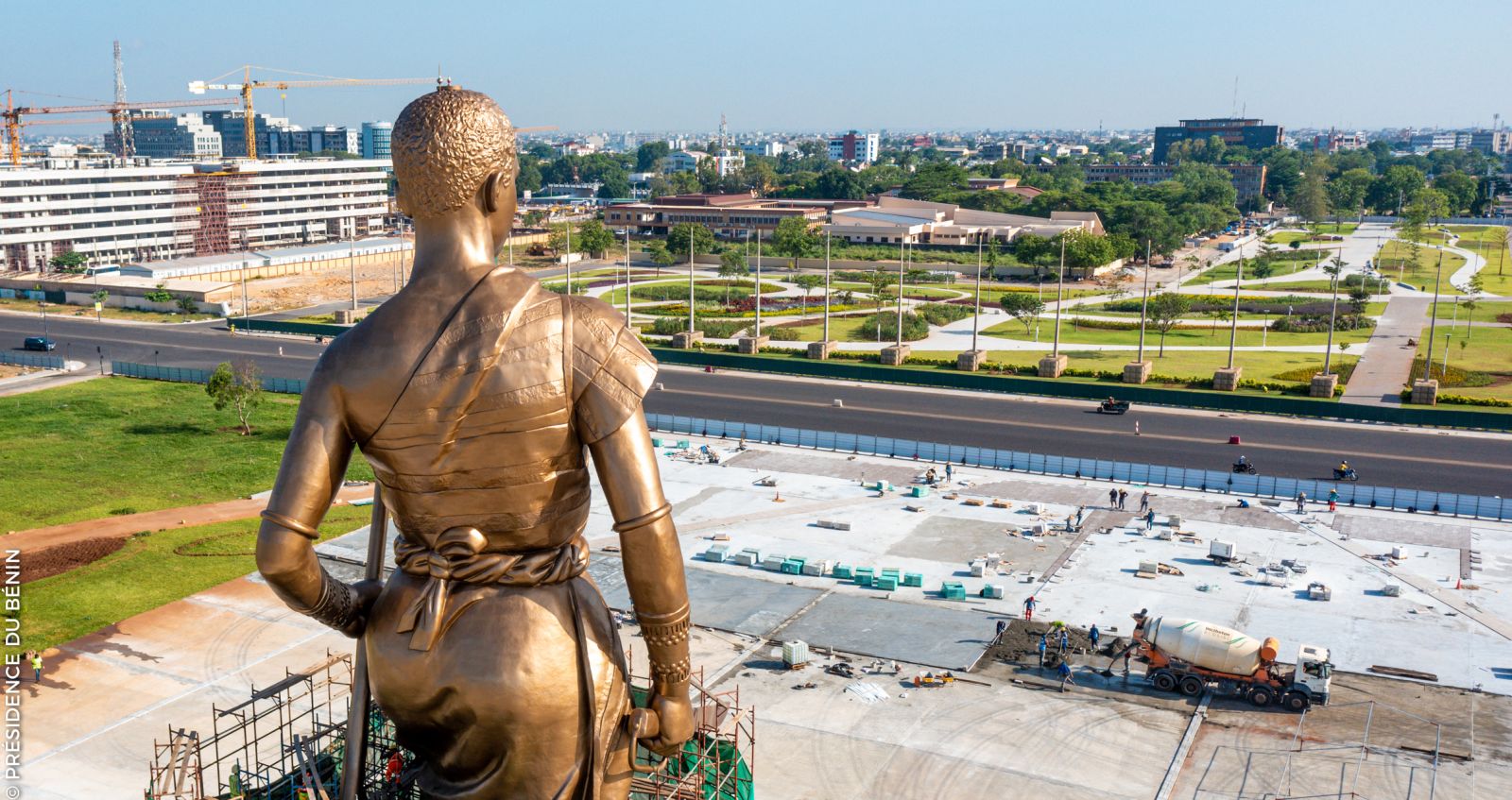 La statue de l’Amazone dominant son esplanade en chantier, face à Cotonou